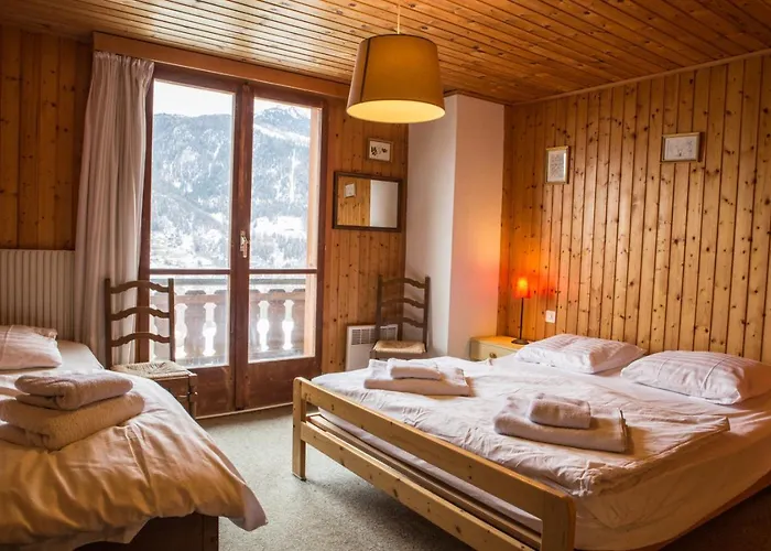 Beautiful Old Style 8 -12 Person With A Modern Extension *